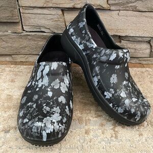 Crocs Gray Floral Closed Clog Neria Pro II Nursing Professional Black Slip On: 6